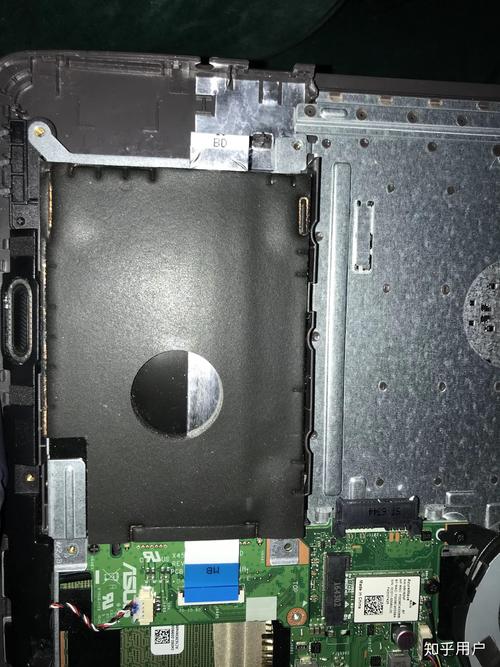 华硕A456U拆机,怎么拆掉硬盘啊,是从背面还是键盘面,老款式带光驱,想加...