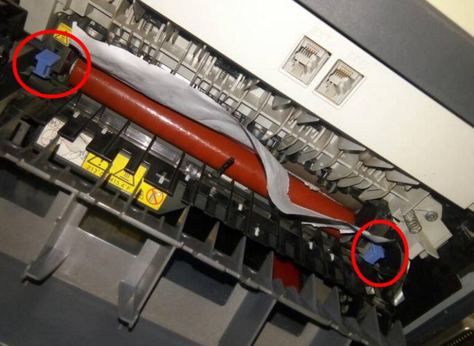 为什么我的打印机老卡纸在滚轴??