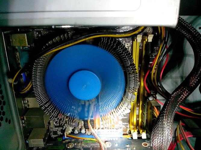 如何拆卸华硕主板的CPU风扇