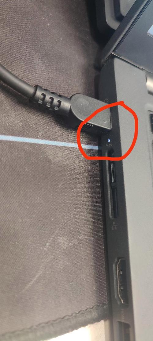 电脑关了为什么电源灯还一闪一闪的?