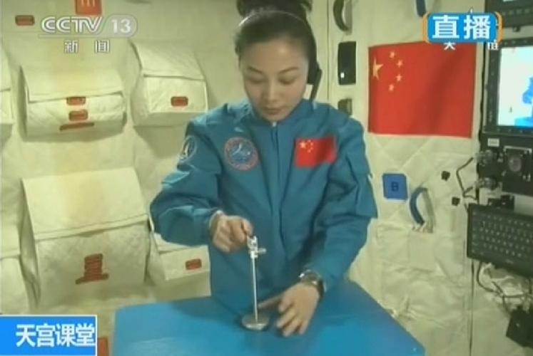 神舟十三号载人飞船返回舱在东风着陆场成功着陆