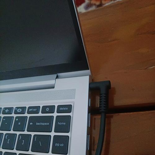 hp笔记本电脑开不了机,指示灯也亮。