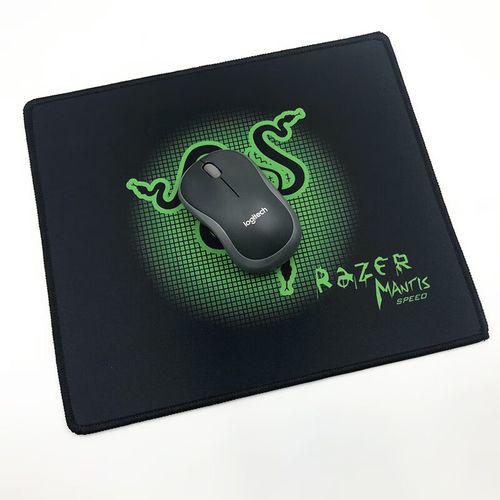 雷蛇鼠标垫速度版,我用少量水把布子沾湿,然后拧干擦鼠标垫表面这样清理...