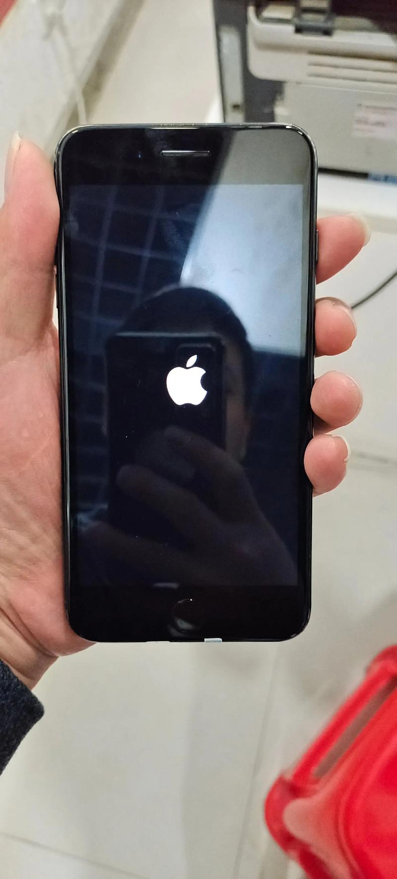 苹果手机7成心新,摔黑屏卖的话值多少钱