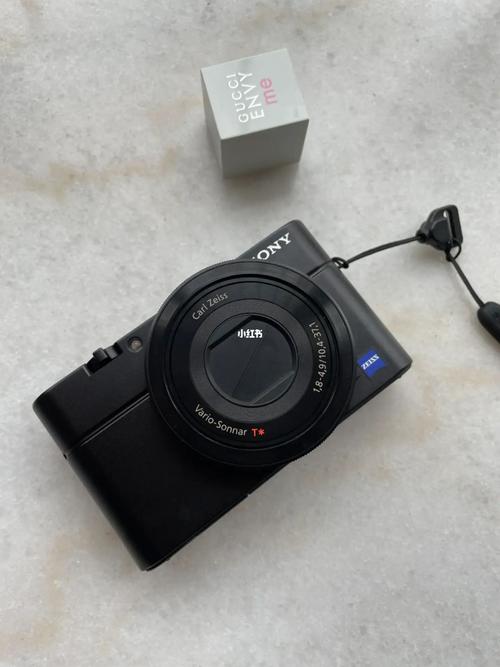 各位大神,我想买部家庭用相机,大概两千块钱左右,给推荐一部性价比高...