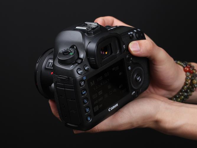 佳能5DS镜头f2.8和4哪个更好?