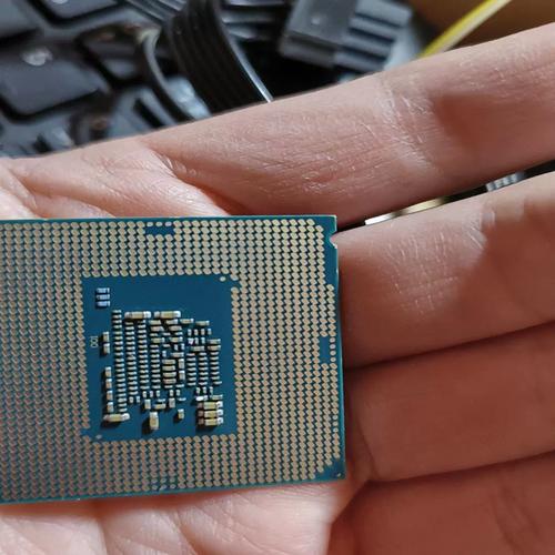 i7『9』700K比8700K多了物理核心但少了超线程,性能上有提升吗?