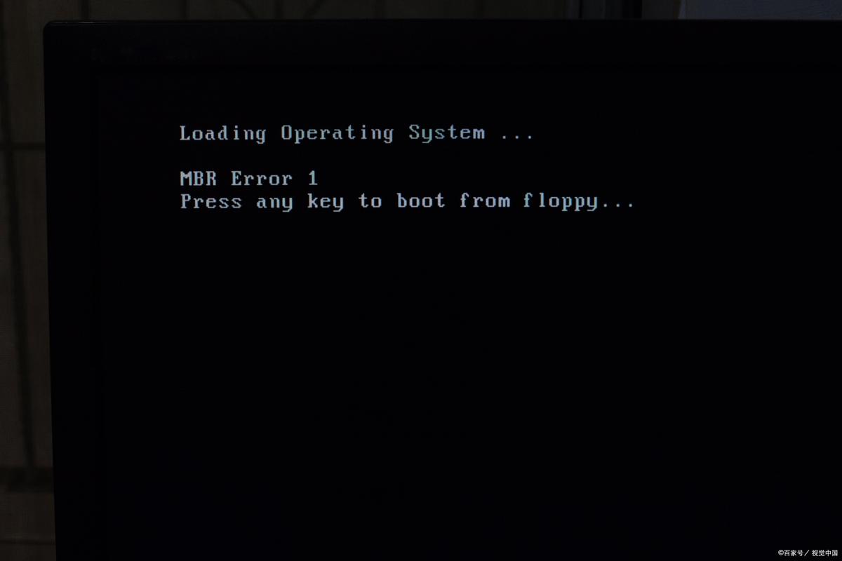 ...上面还有一窜字母怎么办电脑开机黑屏显示一串英文怎么办