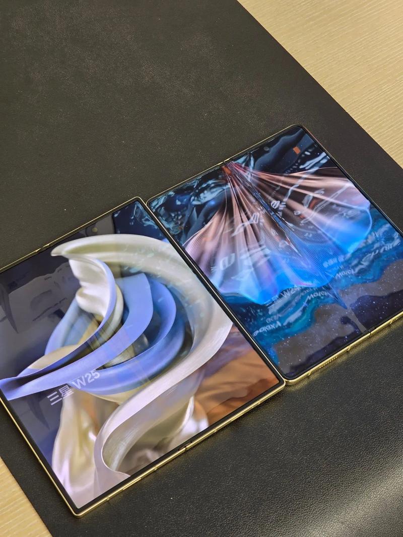 三星w出三折叠机吗