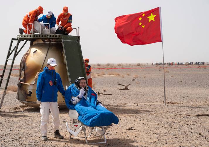 神舟十三号载人飞船返回舱在东风着陆场成功着陆