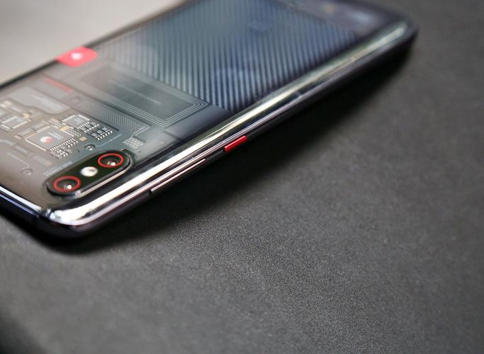 小米8透明探索版和黑鲨应该选哪个?性能方面有什么区别?