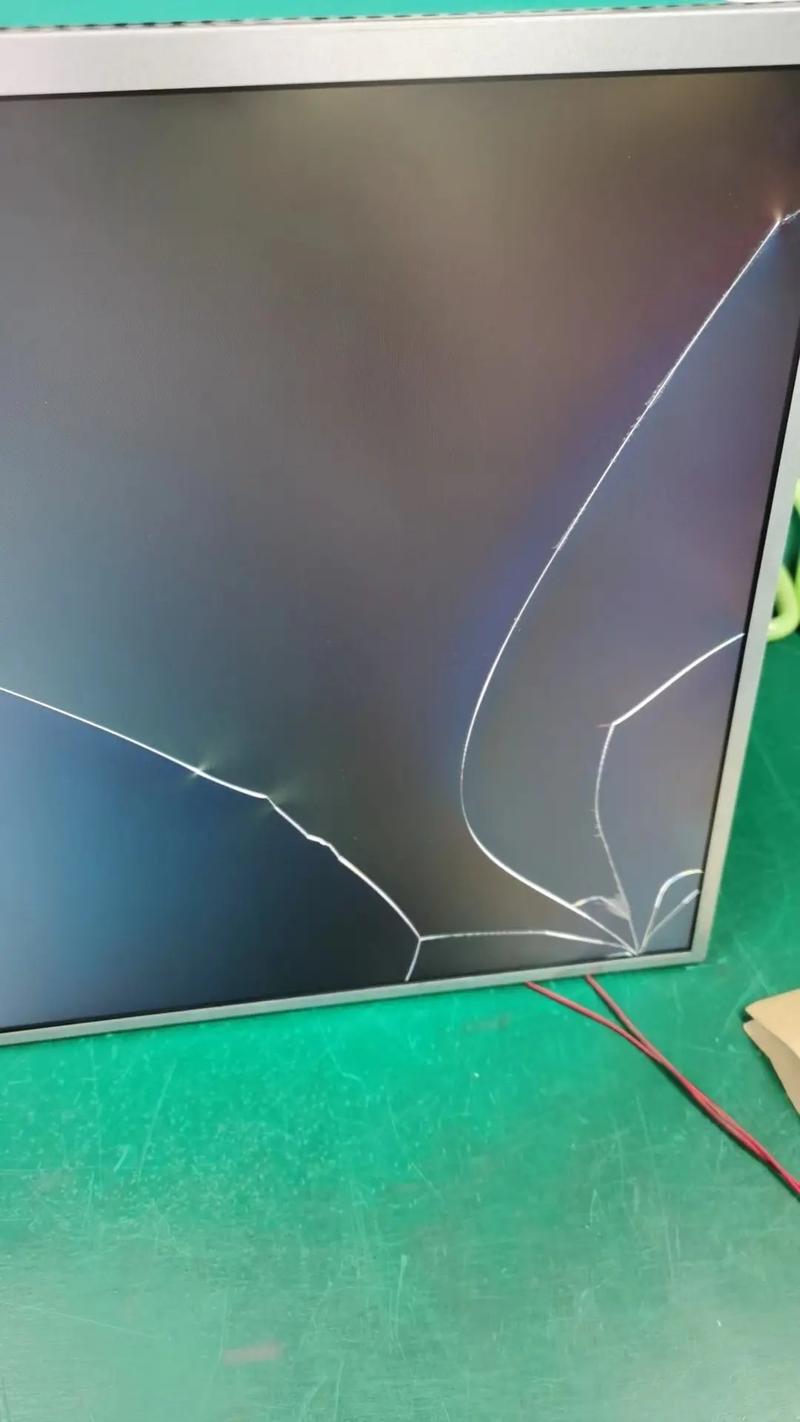 电脑液晶显示屏一点被砸碎了,是否还能修?