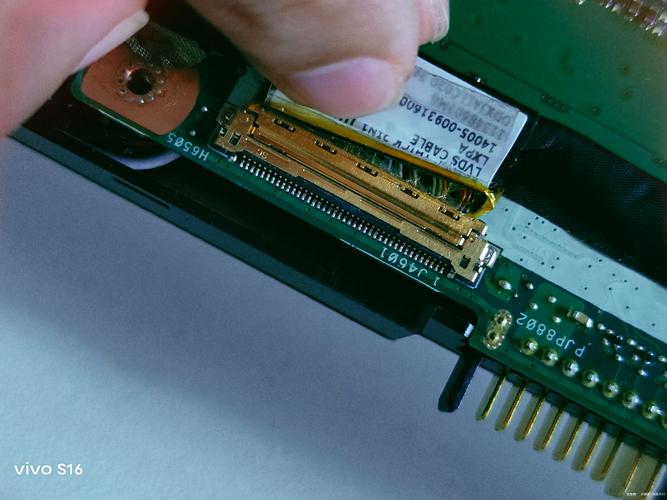 笔记本屏幕排线,请问这种怎么拔出?