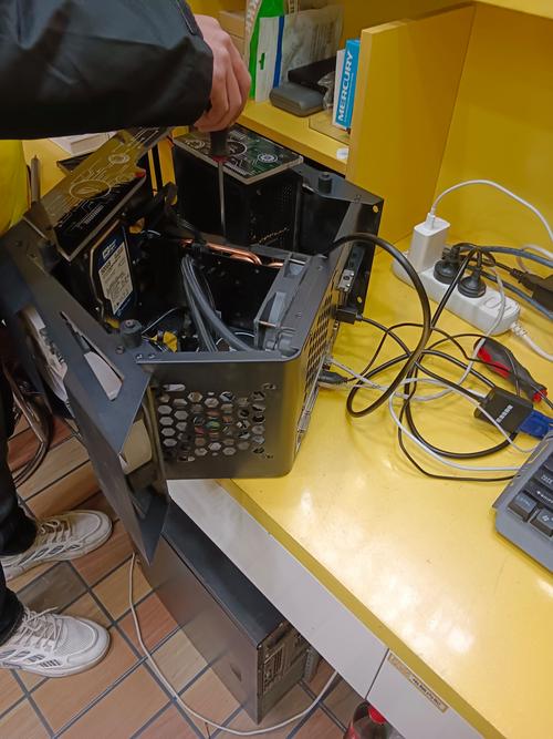 如果台式电脑去电脑维修店重新装系统的话,是只需要把主机拿去就可以了吗...