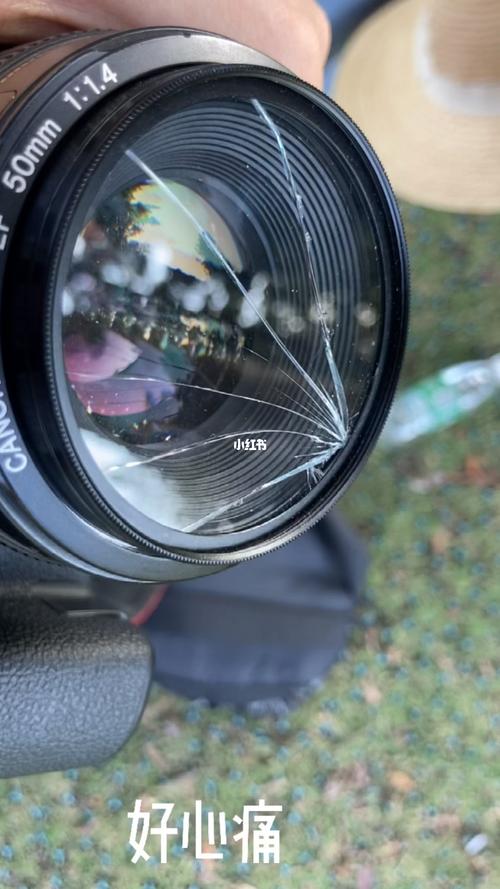 买了个腾龙镜头,发现包装盒上的防伪码和保修卡上的防伪码不一样,这...