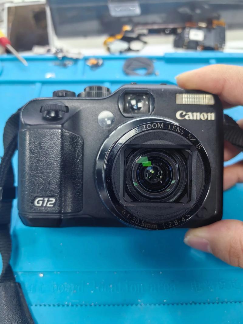 如何更换单反镜头