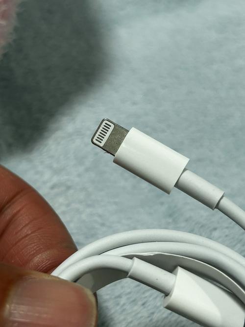 苹果13数据线怎么连接电脑(苹果13给了一根线怎么充电)