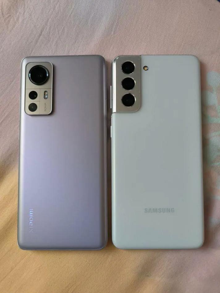 喜欢小屏手机,买三星S21还是小米12?