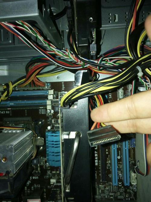 电脑的硬盘和其数据线在那