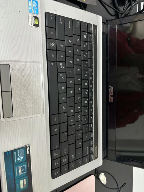 华硕笔记本V4000FJ的B面(屏幕边框)是什么材质?