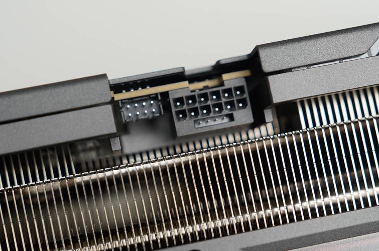 显卡默认输出接口