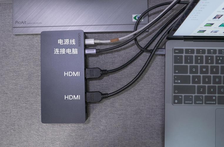 笔记本电脑的屏幕如何与显示器连接?