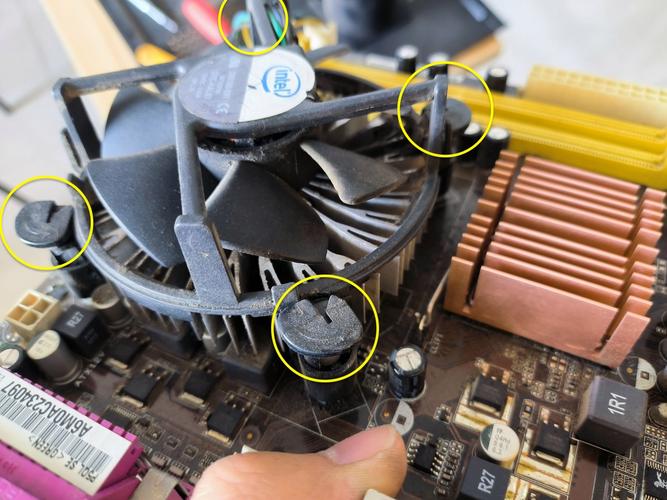 主板上的cpu散热风扇该怎么拆下来