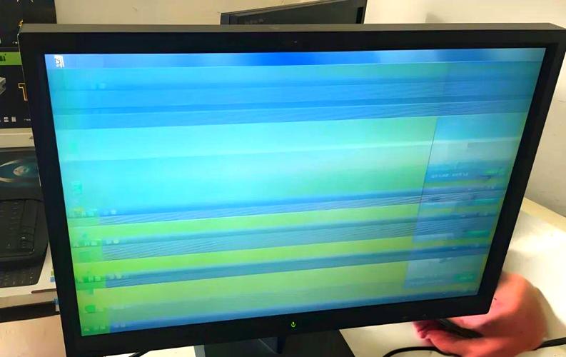 笔记本开机出现花屏和彩色线条是怎么?