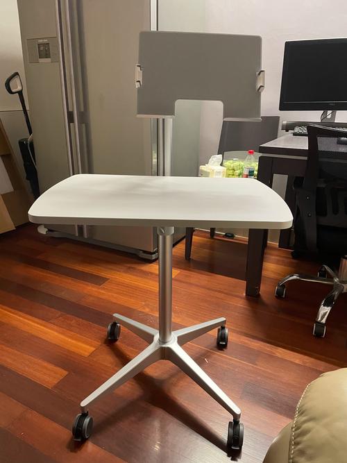 电脑桌什么材质的好电脑桌的式样有哪些