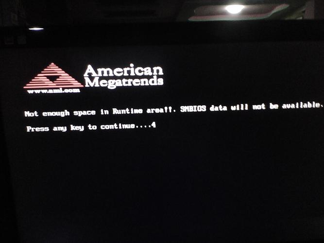 为什么电脑开不了机,风扇还一直在响!