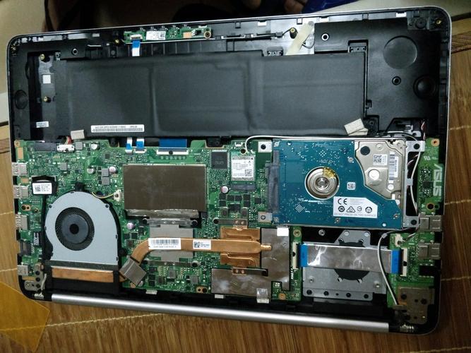 华硕笔记本内存条在哪里?