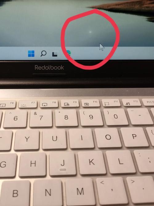 笔记本电脑关机后屏幕有个角亮白光怎么回事?