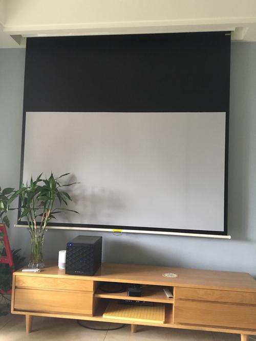 请问笔记本连接投影仪,为什么在投影仪那不能全屏显示?