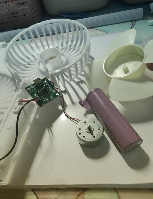 这个小电风扇外壳怎么拆呀,里面好脏～