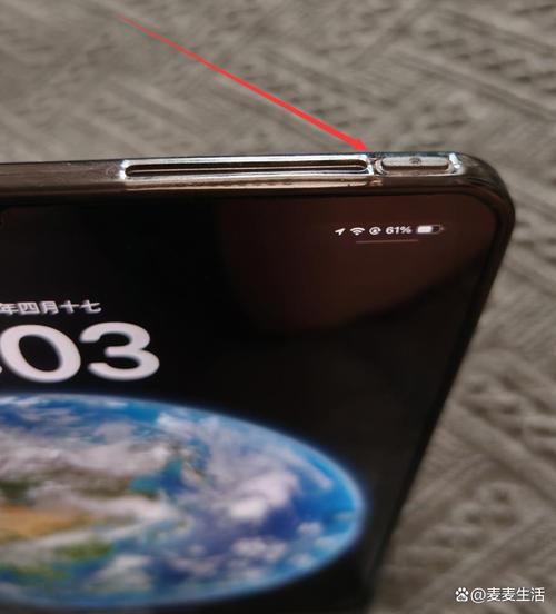 苹果电脑开关机键在哪儿啊?