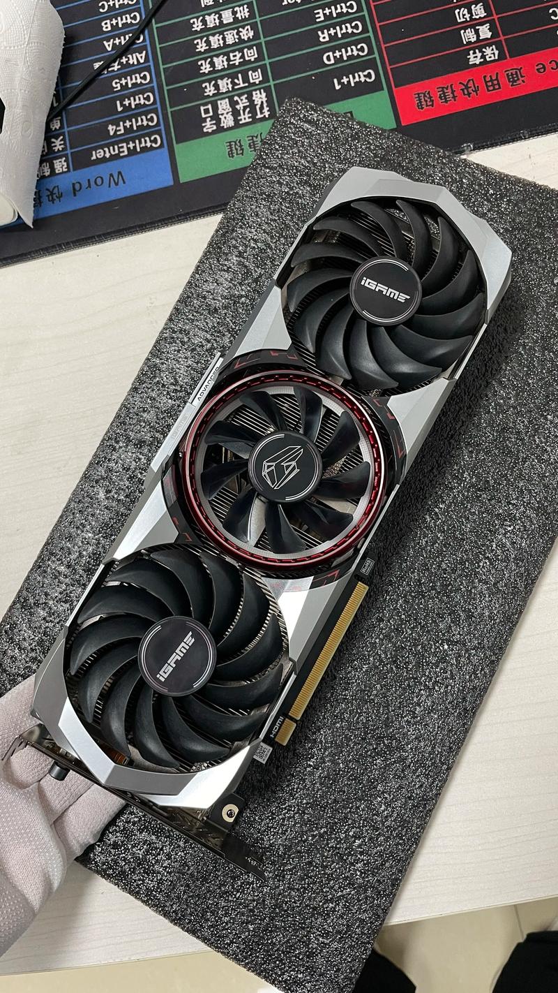 七彩虹3070adoc中间风扇反向吹是质量问题吗?