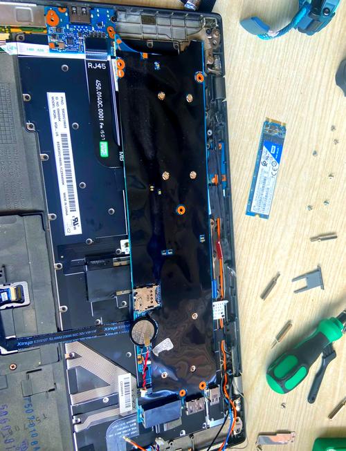 图中笔记本电脑的电池在哪里???急求!!!