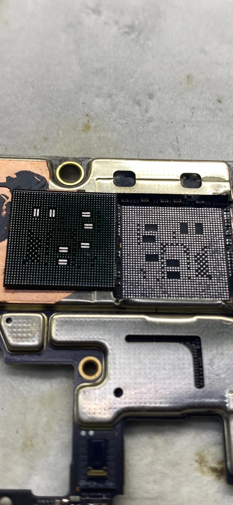 手机电脑的芯片主要由什么物质组成