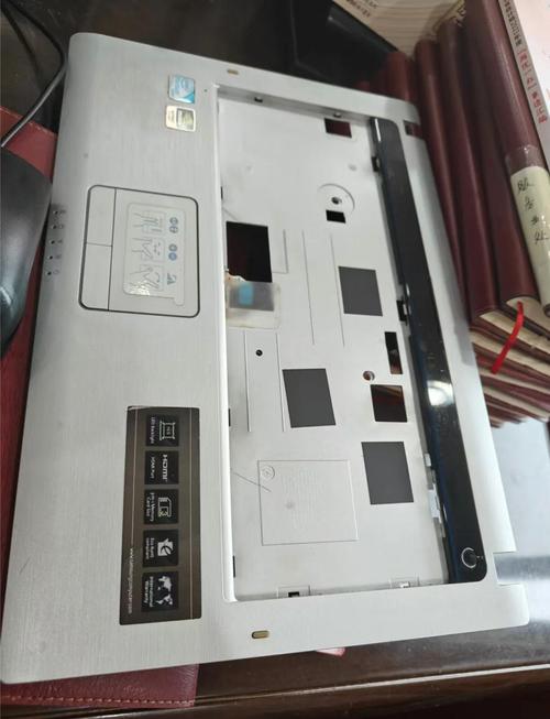 我想自己拆笔记本电脑可是螺丝都弄出来了后盖就是打不来