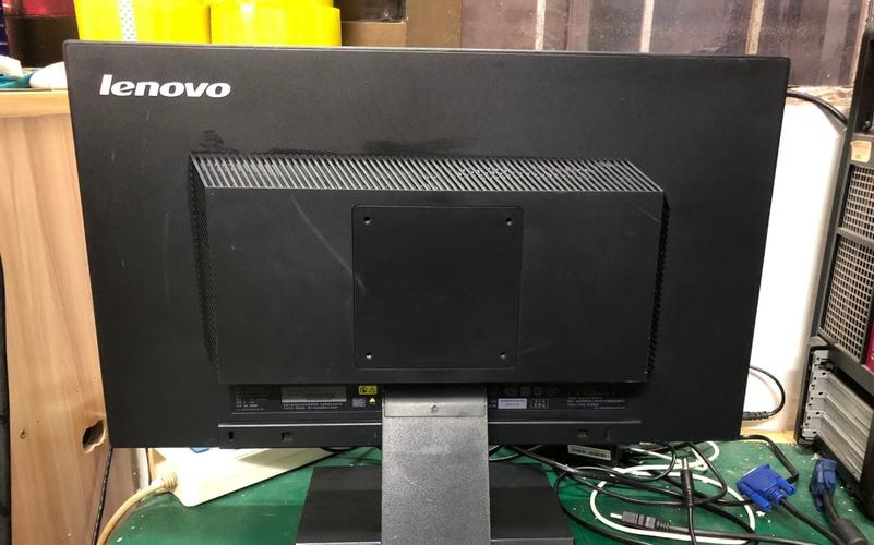 为什么笔记本外接了一个显示器之后打LOL就莫名其妙锁60帧了,而且实际玩...