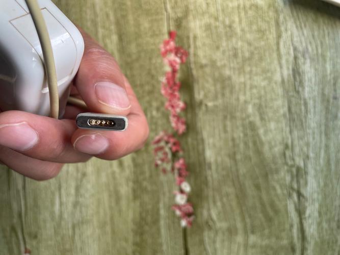 苹果笔记本上有两个插口分别是什么