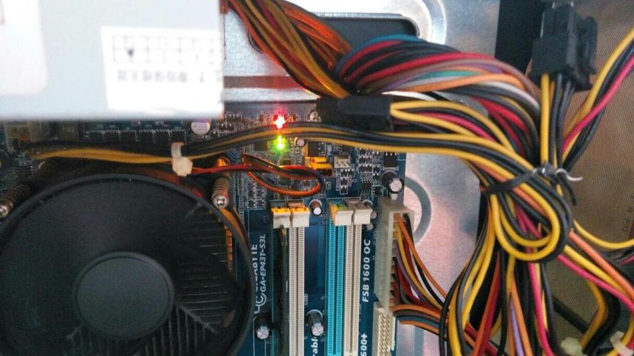 电脑主机启动不了是什么原因啊?开机电源灯,亮一下熄一下,嗡嗡响一下...