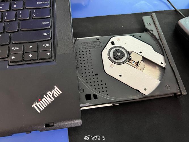 海尔笔记本怎么放光盘?