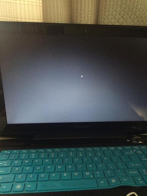 电脑显示器亮2秒就黑屏