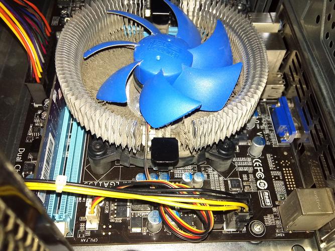 电脑主板CPU风扇怎么拆下来清灰?