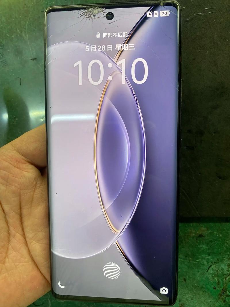 请问这个是内屏坏了还是外屏,如果修理的话多少钱vivox9