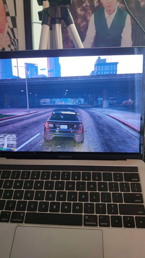 这配置笔记本能玩GTA5么?只求能玩不卡,特效最低也行(那个核显就别看了...