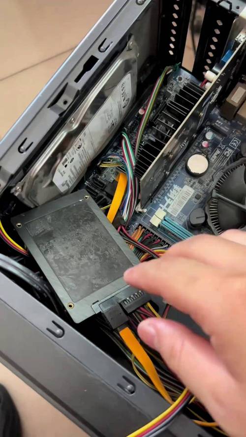 怎么加装第二个固态硬盘