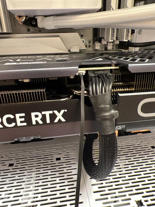 技嘉独立四G显卡后面的四个插口都有什么作用?