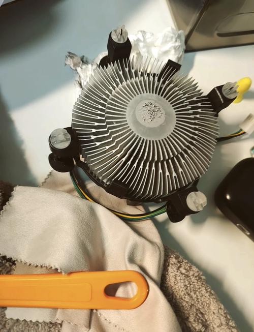 电脑主机里边CPU风扇怎么清理啊,那个风扇可以拆下来吗?